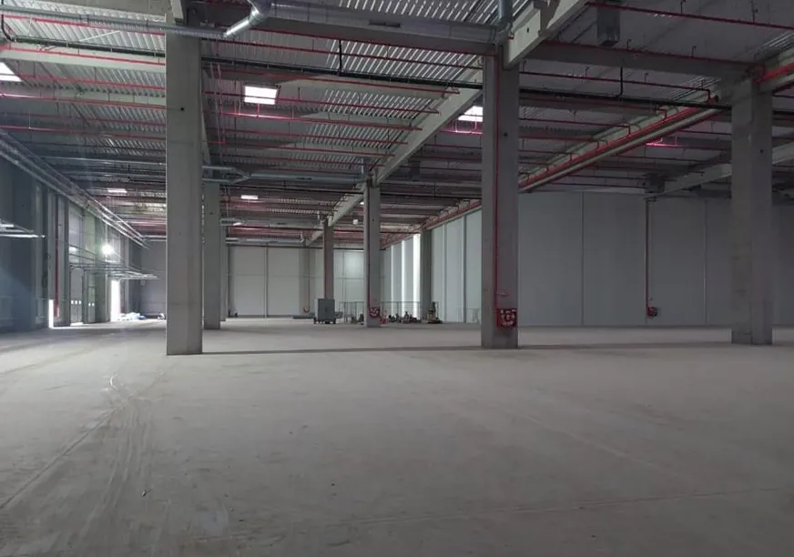 Interiorul depozitului logistic Dedeman Letea, Bacău: hală finalizată cu stâlpi prefabricați de beton armat și deschideri mari