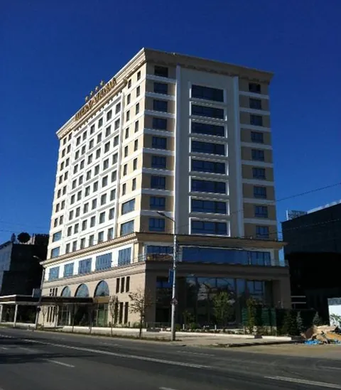 Hotel International din complexul Palas Iași, clădire finalizată cu fațadă crem, văzută de pe stradă