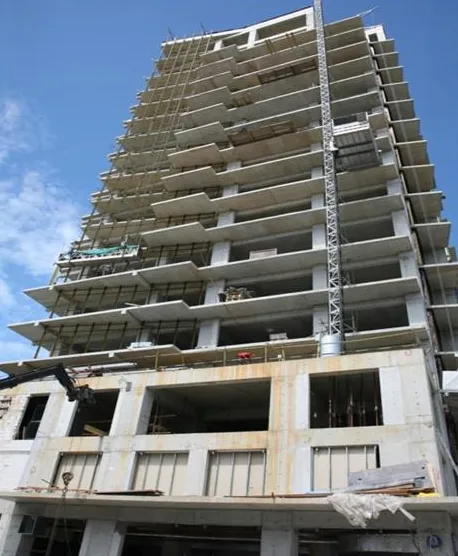 Clădire înaltă din complexul Palas Iași în execuție: structură de beton armat cu planșee în consolă și ascensor de șantier
